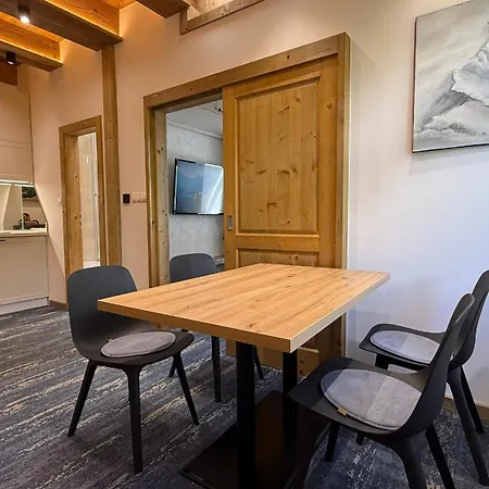 Mountain Peak Apartment
